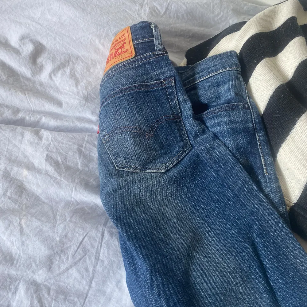 Skitnaygga blåa raka jeans från Levis, använda 4 gånger.. Jeans & Byxor.