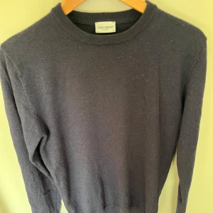 John Henric Merino tröja - Säljer denna riktigt fina John Henric merino tröjan i storlek S men sitter som XS då den krympt i tvätten. 100% merinoull och perfekt nu i det kallare vädret! Tveka inte med att höra av vid frågor eller funderingar 😊