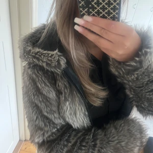 Pälsjacka - Storlek m men passar mig som är en s💕