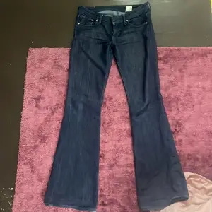 Jätte fina utsvängda jeans från hm. Vintage. Perfekt bootcut. Jag är 173. Midjemåttet är 37 cm från sida till sida bra skick!!