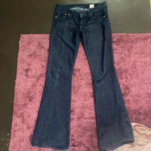 Jätte snygga lågmidjade jeans  - Jätte fina utsvängda jeans från hm. Vintage. Perfekt bootcut. Jag är 173. Midjemåttet är 37 cm från sida till sida bra skick!!