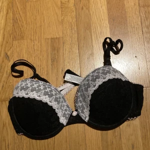 Bh strl 80A - Vadderad bh med svart och vit spets 