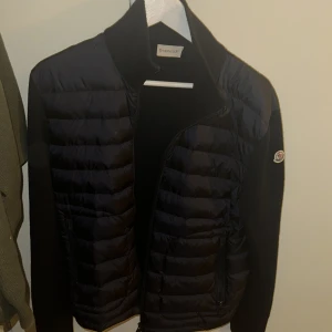 Moncler cardigan  - Säljer nu min moncler cardigan då den är för liten, otrlogt bra skick lite smutsig runt kragen dock,  Hör av dig med mer frågor 