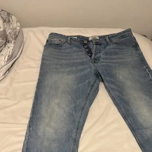 Jack Jones jeans blå  - Jag har använt den fåtal gånger har kortat ner längden när jag köpt den