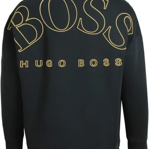 Hugo Boss Sweatshirt sällsynt - Hej!   Säljer nu min extremt ovanliga Hugo boss sweatshirt som inte går att köpa nånstans längre. Slutade säljas för några år sen.  Storlek M  Den är i nyskick. Kan skickas eller bytas mot något men isåfall stone island eller Cp Company. 