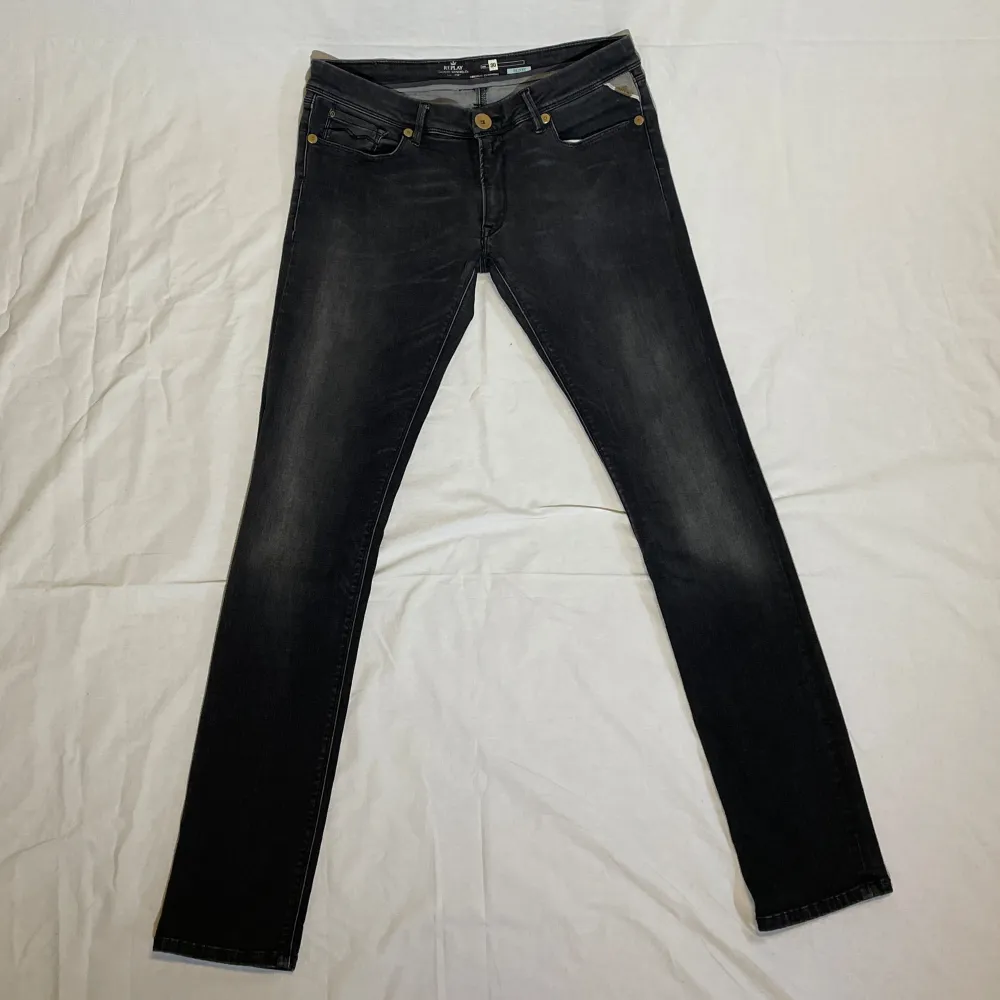 Replay jeans i nyskick. Lågmidjade jeans med små främre fickor. Storleken är W30,L32 och färgen är svart. Modellen är Luz. Vid frågor är det bara att höra av dig svarar oftast inom en timma//OwnStyle. Jeans & Byxor.