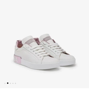Dolce & Gabbana sneakers  - Säljer nu mina söta sneakers från Dolce & Gabbana. Knappt aldrig använda, då dom ej är riktigt min stil. Kom privat för fler bilder ! ☺️
