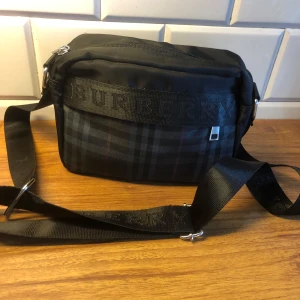 Burberry väska - En stilren burberry väska i perfekt storlek. Bara att skriva om du har funderingar eller vill ha mer bilder, går ner i pris vid snabb och smidig affär
