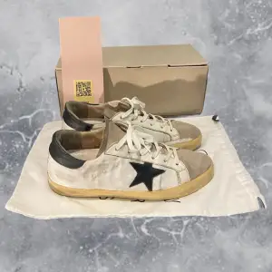 •Golden Goose superstar sneakers vita. Skick 7-8/10, sparsamt använda! Storlek: 40, fits 40/41. Medföljer. Skorna, original box, dustbag och GGDB kort. Authentic: ✅. Hör av dig vid frågor eller funderingar. Mvh Hessler’s;) 