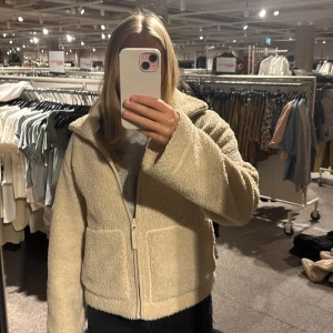 Teddyjacka från hm - Säljer min teddy jacka från hm, köpt förra året, storlek xs. 🥰