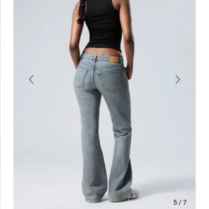 Weekdayjeans - Skitsnygga jeans från weekday. Modell: ” Nova low slim bootcut jeans ” Storlek 28/32  Nästan helt oanvända, inga tecken på användning  Nypris=600