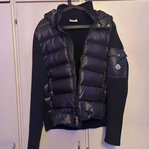 Monclet cardigan  - Monclet cardigan använd några gånger annars är den helt ny inga problem med den. Jackan värmer dig bra. Om du tycker priset är mycket kan priset diskuteras 