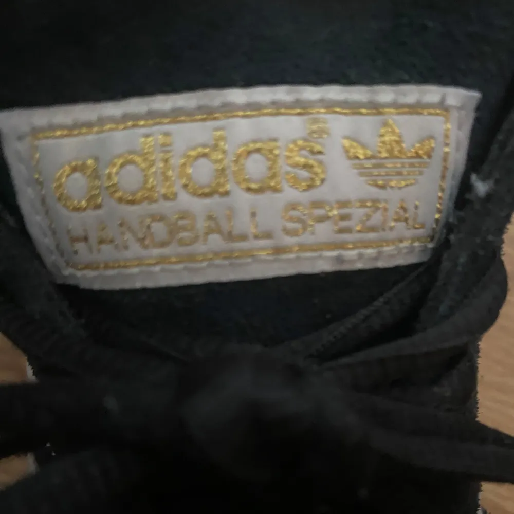 Jättesnygga skor från adidas i toppen skick, bara använt ett fåtal gånger. . Skor.