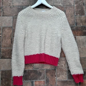 Fin stickad tröja❤️ - Super najs stickad tröja ifrån Zara men röda detaljer🥰❤️