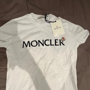 Moncler T-Shirt  - 10/10 i skick inte använd, storlek S, passar S-M vid frågor och funderingar är det bara att DMa!