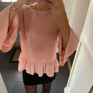 Rosa volangtopp - Rosa blus med volanger från Pieces i storlek M. Fint skick. Använd gärna köp nu!