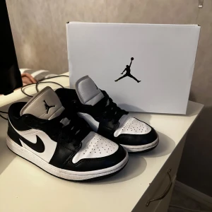 WMNS Air Jordan 1 Low  - Säljer mina Jordans så de inte kommer till användning längre. De har använts men är inte speciellt smutsiga eller några skador! Creaseskydd skickas med. Kan gå ned i pris 💕