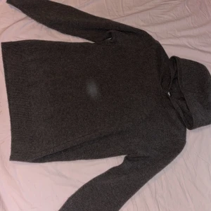 100% merino ull tröja - Använd 1 gång  Strl S men passar M bättre Färgen är brun  Pris kan diskuteras vid snabb affär nypris 900