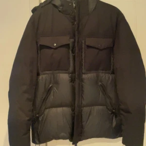 Svart dunjacka från Massimo dutti - Strl M i bra skick!!