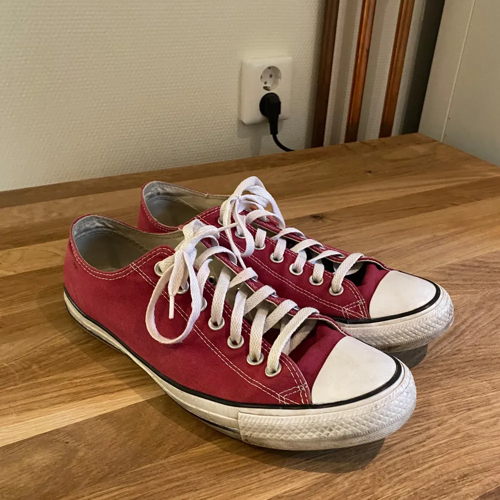 Säljer dessa schyssta röda Converse i storlek 43, skicket är helt okej har använt dem ett tag och sulan är lite sliten men de har inga större yttre defekter, skulle kunna tvättas kanske. Skriv för frågor och prisförslag!. Skor.