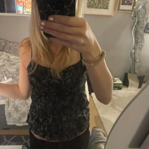 Super fin blus  - Säljer denna jätte fina blus!   Använd flertal ggr, inga skador eller något på tröjan! Sitter lite tajt men har inte varit ett problem för mig! Går att justera i banden