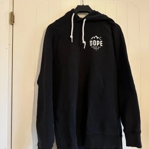 Dope hoodie  - Säljer min gamla dope hoodie då den ej kommer till användning längre. Hyfsat gott skick. Herr storlek men skulle säga att den är stor i storlek.