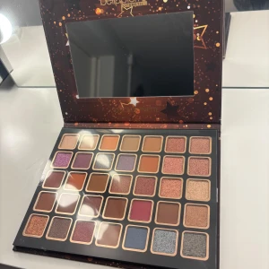 BellaPierre ögonskuggspallet - BellaPierre Ultimate Nude Eyeshadow Palette Nypris 499kr Helt oanvänd, säljer då jag har andra paletter jag vill ta slut på🥰