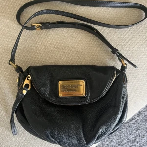 Marc by marc Jacobs väska  - Väska från Marc by Marc Jacobs i mycket fint skick, går att ha som en shoulderbag och crossbodybag❣️väskan säljs pga att den inte kommer till användning längre men har använts försiktigt innan. Det är lite slitage / fläckar på innefodret💕köpt för 2500