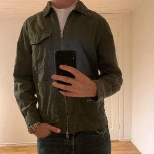 These Glory Days Jacka - Olivgrön  - Säljer denna sjukt snygga These Glory Days jackan!✅ Jackan är i toppskick och har inga synliga defekter✅ Storleken är M och sitter väldigt bra👍Jackan är perfekt nu till hösten🍁. Hör av dig vid minsta fråga eller fundering😁