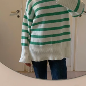 Stickad tröja - En jättefin stickad tröja från Gina Tricot i storlek S, knappt använd och i superbra skick!  Perfekt nu till höst pch vinter då den verkligen värmern Passar även M.  Nypris: 299kr  Mitt pris: 60kr