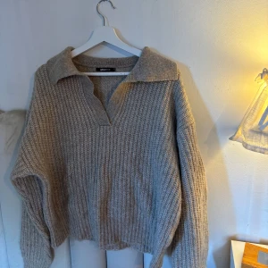 Stickad tröja från Gina Tricot 💕 - Jättefin stickad tröja från Gina Tricot som är helt oanvänd 💕