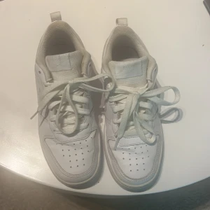 Vita Nike skor  - Ett par vita Nike jumpa skor i storlek 36. Väldigt bra skick, sköna att springa i, spela fotboll och sporta i osv. Tål vatten relativt bra för ett par jumpa skor. Pris kan diskuteras 