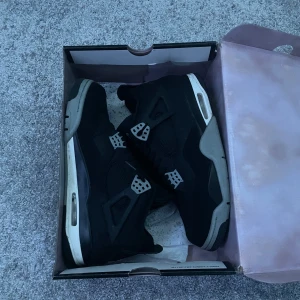 Jordan 4 Black Canvas - Jordans använda, de har en liten skada på snöret på en av skorna. Kom med prisförslag