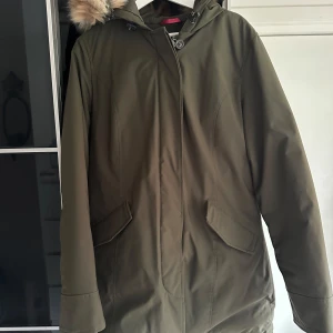 Canadian jacka  - Säljer denna super fina och varma jacka från canadian,  Dom är något små i storleken skulle jag säga Färgen är ljuvligt Fin i kaki  Enda som finns att anmärka på är en knapp som behöver sys fast, skickar även med extra knapp! Använd 3 gånger max