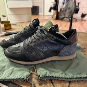 Valentino rockrunners  - Feta rockrunners i storlek 41 men passar 42. Använt skick men fortfarande väldigt fina