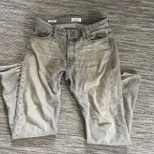 Jack & Jones jeans -  Feta jack & jones jeans i stolek 30:33 i färg grå, bra skick  Ny pris ligger runt 600kr mitt pris 300 , kan diskutera pris