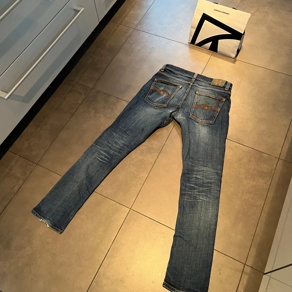 Hej, säljer dessa riktigt feta nuide jeansen | modell ”Grim Tim” | skick 9/10 snygga slitningar | stolen 31/32 modellen på bilden är 180 cm | släng iväg ett dm för frågor! 🙌🍾. Jeans & Byxor.