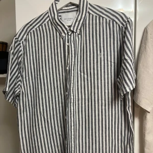 Les duex skjorta  - Väldigt bra skick i storlek M. Använder knappt o ska försöka röja ut min garderob! 