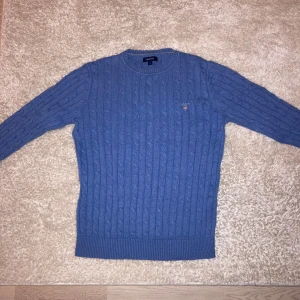 Ribbad Gant tröjja - Säljer en blå ribbad Gant tröjja då den blivit för liten. Storlek S. Tveka inte på att skriva om du har några funderingar!