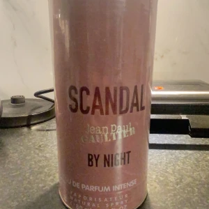 Jean Paul Gaultier Scandal By Night  - Oöppnad Jean Paul Gaultier Scandal By Night Limited Edition. Säljer åt min mamma som inte har någon användning av den. Samlar damm.  Helt oöppnad och är en Limited edition som inte går att köpa längre därav priset. Endast seriösa köpare! 
