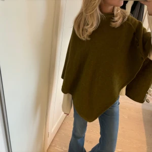 Poncho  - Superfin poncho som går att ha uppknäppt som en kofta❤️helt oanvänd med prislappen kvar, 100% jakull