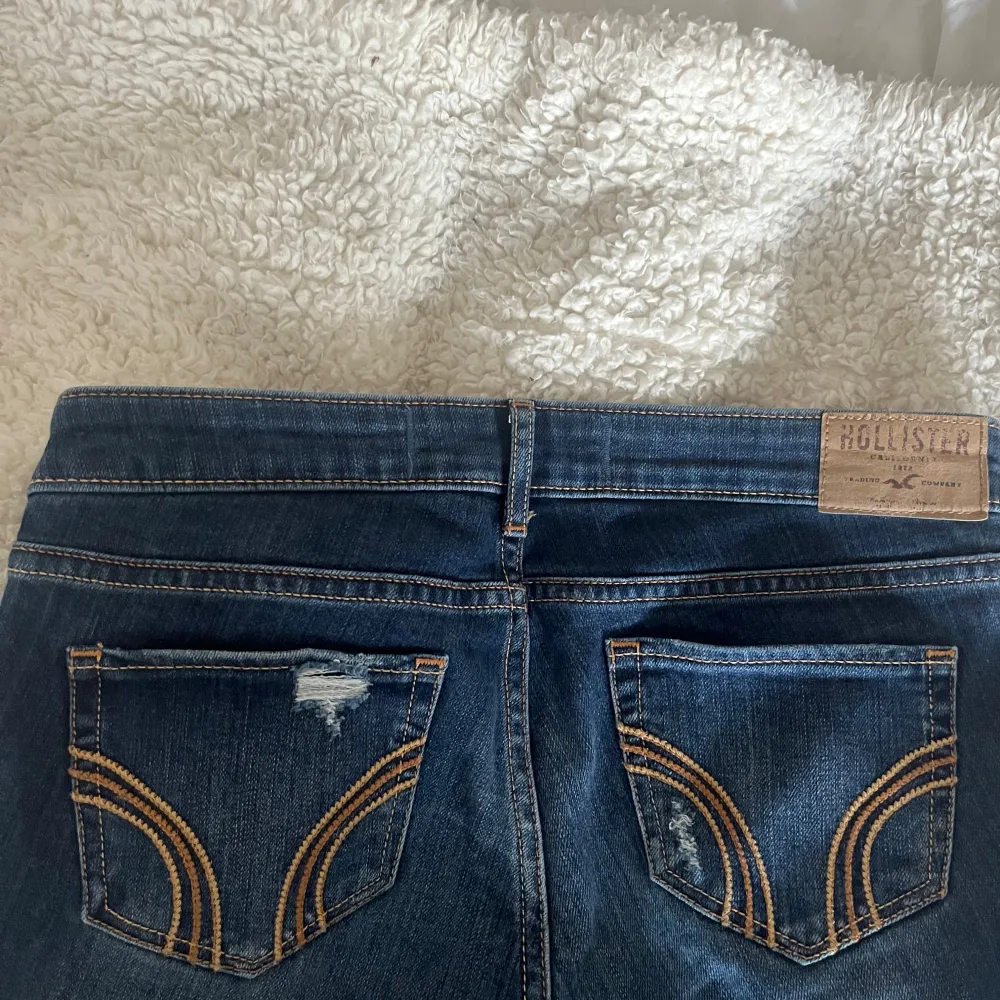  Säljer mina jättesnygga Hollister jeans i storlek W25 L34. Innerbenslängden är 74 och midjemåttet 37. Vill egentligen inte sälja dem men vill se vad folk kan buda för. (Första bilden är från tidigare ägare)💕💕. Jeans & Byxor.