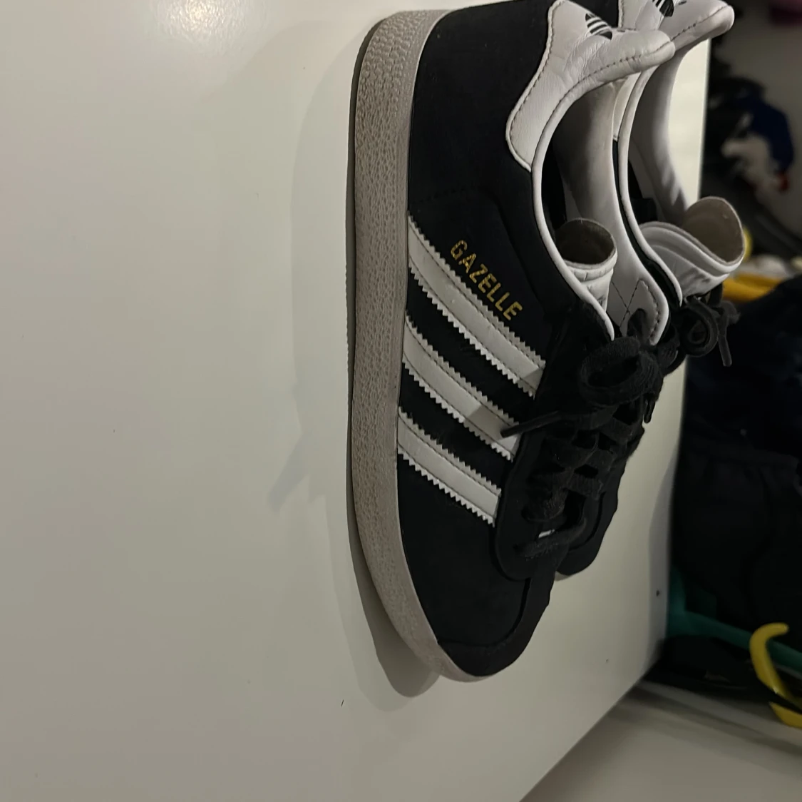 Ett par Adidas skor  - 90