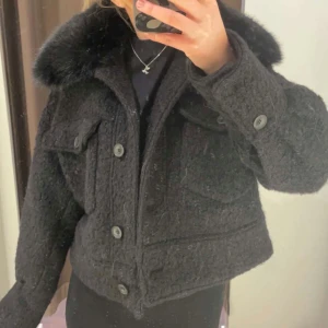 Meotine jacka - Super snygg perfekt till höst och vinter🪩Köpt för 3500kr