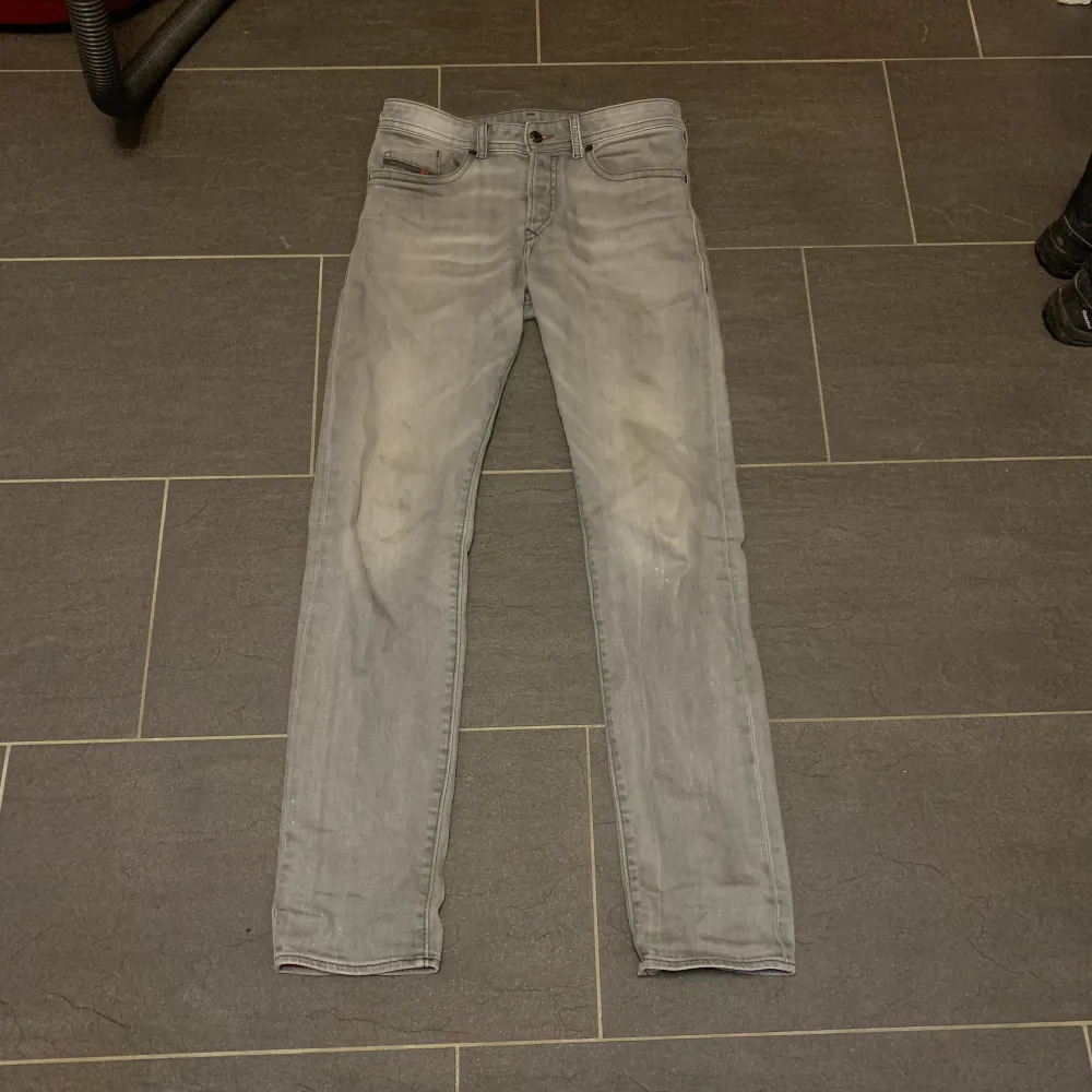 Jeans från disel använda några gånger men fortfarande inga defekter sitter snyggt och passa de som är kring 180 jeans för dig som vill ha en avslappnad stil. . Jeans & Byxor.