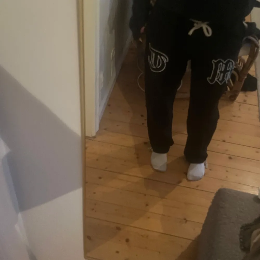 Storlek m men passar mig som är s Den enda skavanken är att tyget har gått upp lite vid snörningen vilket knappt märks av💕. Jeans & Byxor.