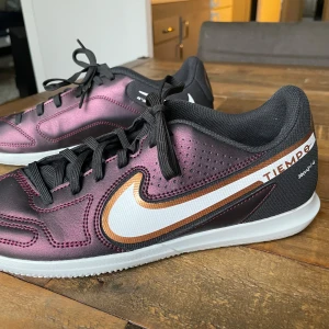 Nike Tiempo fotbollsskor  - Oanvända,så toppen skick.Se foton.Prutat och klart,redan halva priset.Så det är priset som gäller ,plus fraktkostnaden.