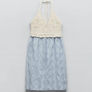 Stickad och broderad klänning  - Säljer denna fina oanvända sommar klänning.   Inte riktigt min stil längre och kommer nog inte att användas.  Blev slutsåld snabbt , Köptes för 259☺️