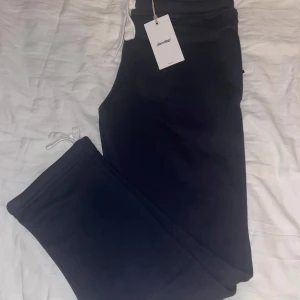 Russemerch (Oanvänd) - Russemerch - SWEATPANT UNISEX STRAIGHT LEG NAVY  Riktigt skönt kvalitativt material! Storlek: S  Säljes pga fel storlek. Försöker sälja här innan jag skickar tillbaka då returen kostade skjortan😀