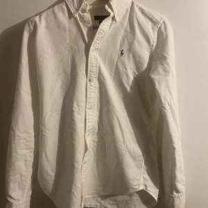 Ralph Lauren skjorta - PRISET ÄR ENDAST RABATTERAT UNDER BLACK WEEK!🖤 Ralph Lauren skjorta vit || Nypris runt 1500 || Storlek S || Väldigt bra skick - inga tecken på användning || Tveka inte att höra av dig om du har frågor